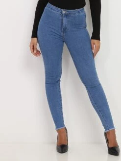 Jeans Sculptant Effiloché Aux Chevilles